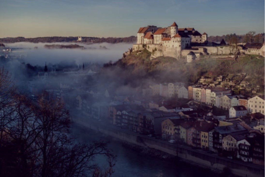 Burghausen – Burg im Morgennebel über der Salzach